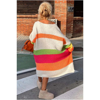 Kolorowy sweter z nadrukiem litery V na dekolcie