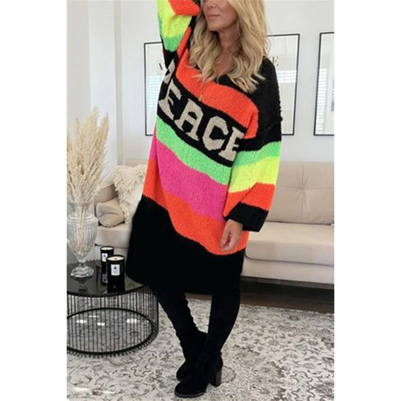 Kolorowy sweter z nadrukiem litery V na dekolcie