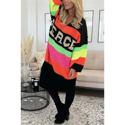 Kolorowy sweter z nadrukiem litery V na dekolcie